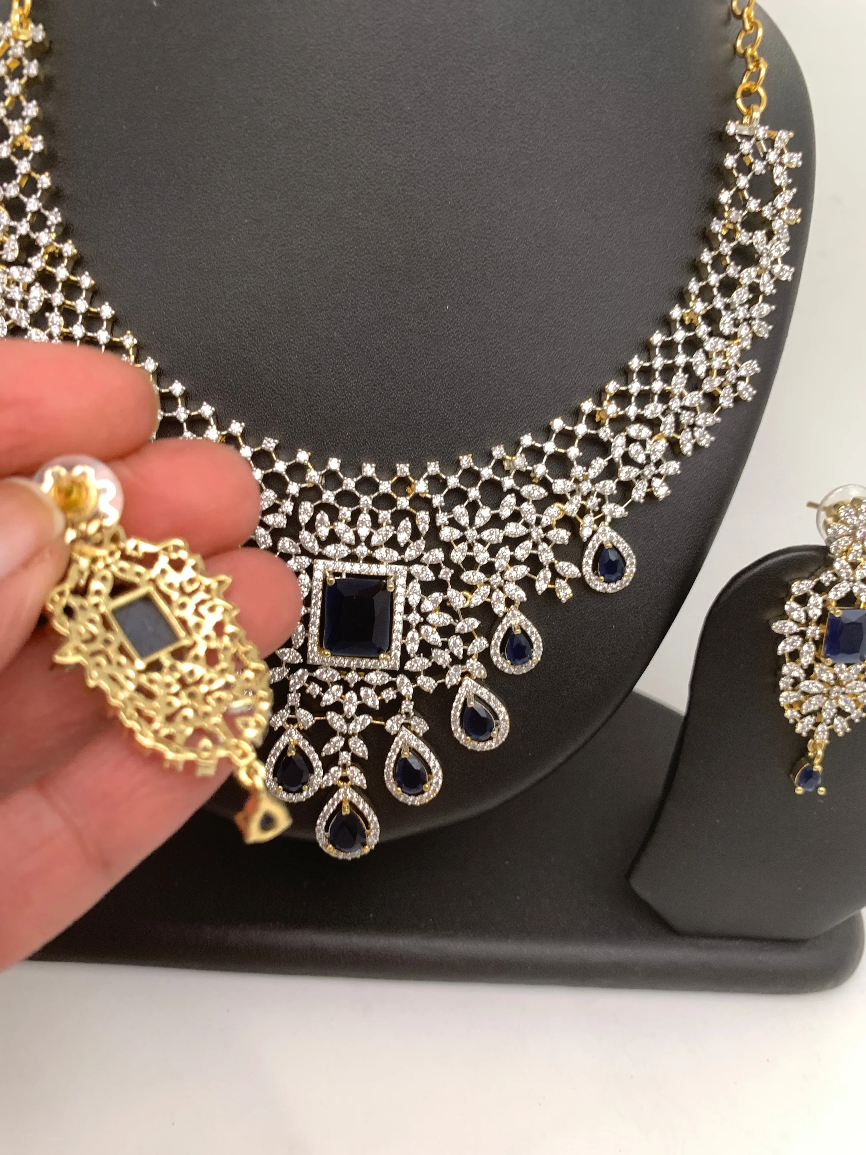 AD Color Stone Short Neckline Necklace