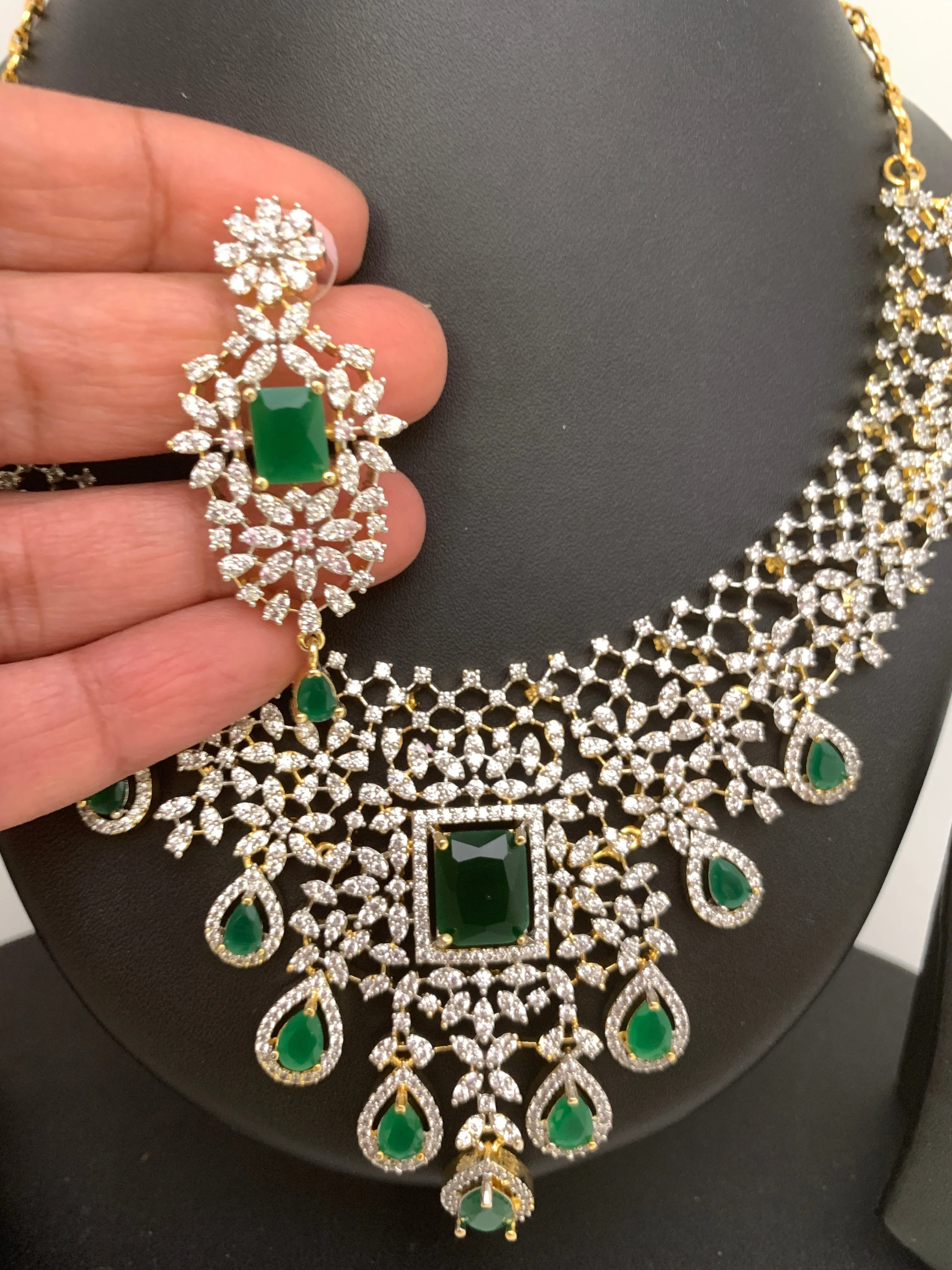 AD Color Stone Short Neckline Necklace