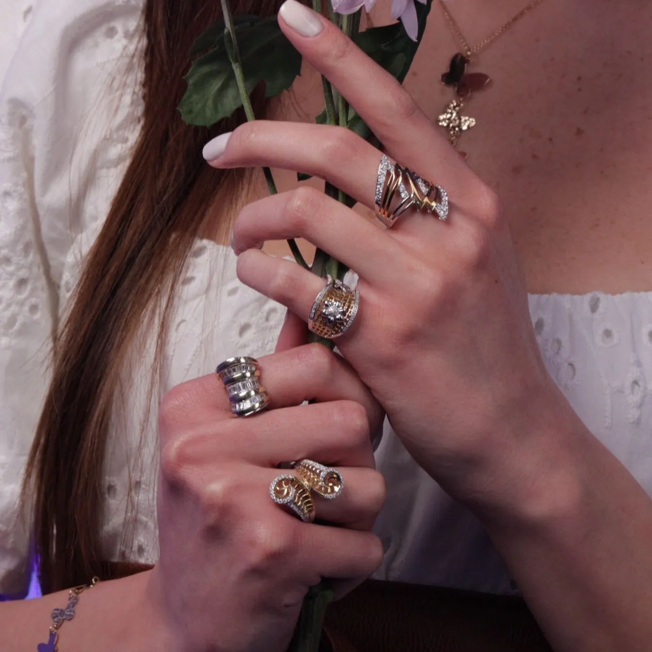 Symmetric Leaf Ring